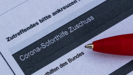 Ein Stift liegt auf einem Antrag für den Corona-Soforthilfe-Zuschuss des Bundes. © Robert Michael/dpa-Zentralbild/dpa Foto: Robert Michael