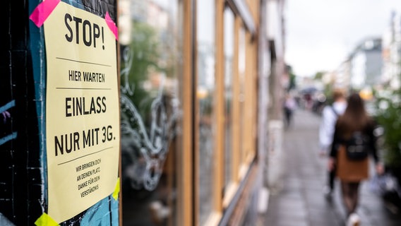 Ein Schild mit der Aufschrift "Stop! Einlass nur mit 3G" hängt an einem Club. © picture alliance/dpa Foto: Marius Becker