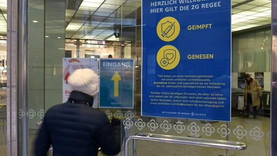 Am Eingang eines Kaufhauses wird auf die 2G-Regel hingewiesen. © dpa-Bildfunk Foto: Michael Bahlo