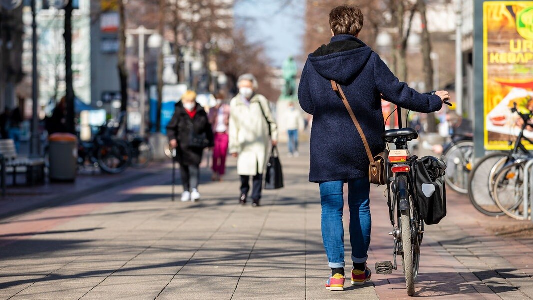 Mit der entsprechenden änderung des infektionsschutzgesetzes rücken ausgangsbeschränkungen ab 22 uhr und weitere schritte zur vermeidung von kontakten näher. Corona: "Notbremse" und Spielräume in Niedersachsen | NDR ...