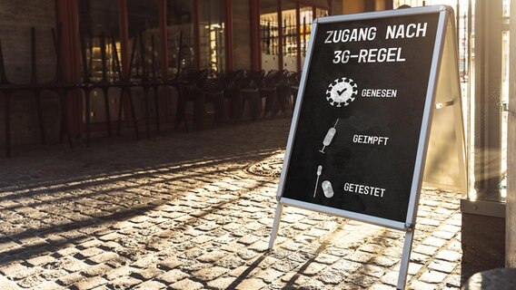 Schild vor einem Restaurant oder Cafe mit der Aufschrift "Zugang nur nach 3G - Regel Getestet, Geimpft oder Genesen". © picture alliance / CHROMORANGE | Michael Bihlmayer Foto: Michael Bihlmayer