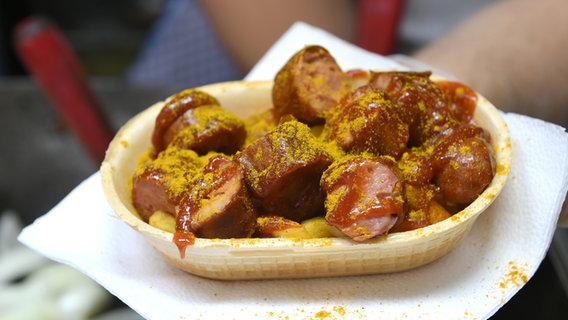 Eine Currywurst wird in einer essbaren Schale verkauft. © dpa-Bildfunk Foto: Felix Hörhager
