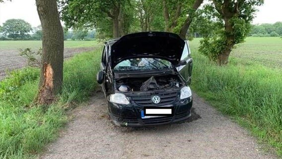 Ein Auto nach einem Verkehrsunfall auf einem Feldweg bei Cuxhaven. © Polizeiinspektion Cuxhaven 