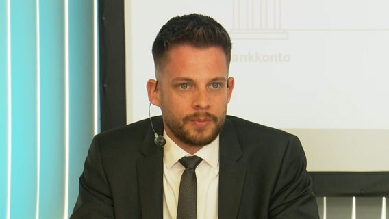 Staatsanwalt Dr. Michael Recha spricht auf einer Pressekonferenz zum Thema "Cyberkriminalität". © NDR 