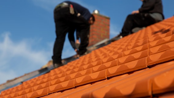 Dachdeckerarbeiten, Neueindeckung eines Ziegeldaches © picture alliance / CHROMORANGE | Foto: Udo Herrmann