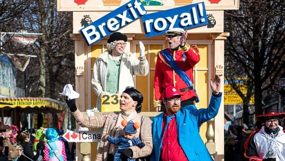Akteure ziehen in bunten Kostümen und mit einem Umzugswagen mit der Aufschrift "Brexit royal!" beim traditionellen Rosenmontagsumzug durch die Innenstadt. © dpa-Bildfunk Foto: Sina Schuldt