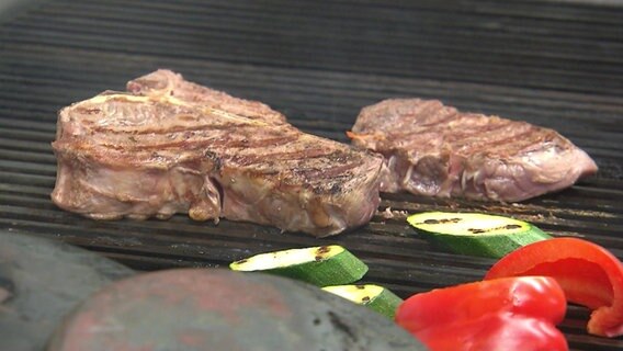 Zwei Steaks mit Gemüse auf einem Grill. © NDR 
