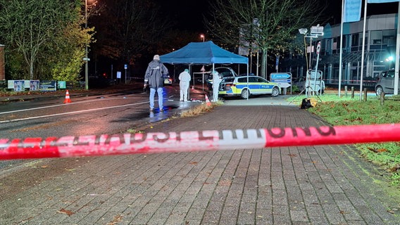 Polizisten untersuchen den Tatort in Delmenhorst. © Nord-West-Media TV/dpa +++ dpa-Bildfunk Foto: Nord-West-Media TV/dpa +++ dpa-Bildfunk