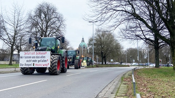Traktoren fahren im Rahmen einer Demonstration durch Hannover. © NDR Foto: Tanja Niehoff