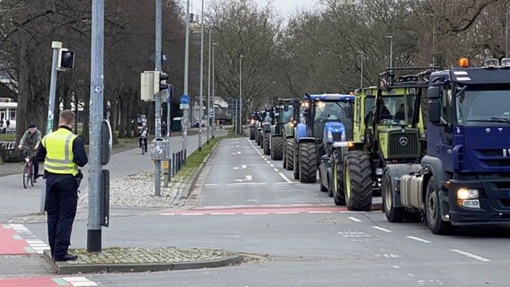 Traktoren fahren im Rahmen einer Demonstration durch Hannover. © NDR Foto: Felix Franke