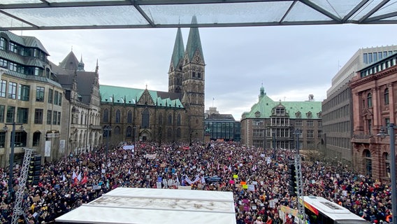 Blick auf zahlreiche Teilnehmer bei einer Demo gegen Rechtsextremismus auf dem Marktplatz in Bremen. © NDR Foto: Peter Becker