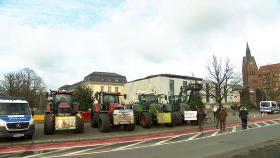 Eine Reihe Traktoren in der Innenstadt von Hannover, auf dem Weg zu einer Kundgebung vor dem Landtag. © NDR Foto: Julia Henke