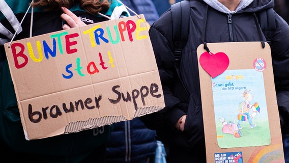 Teilnehmer einer Demonstration gegen rechts tragen Plakate mit der Aufschrift: "Bunte Truppe, statt brauner Suppe" um den Hals. © picture alliance / Noah Wedel | Noah Wedel Foto: Noah Wedel
