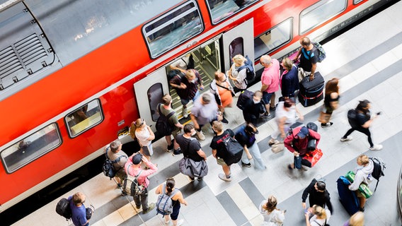 Les gens descendent d'un train régional.  © photo alliance/dpa/Christoph Soeder Photo : Christoph Soeder