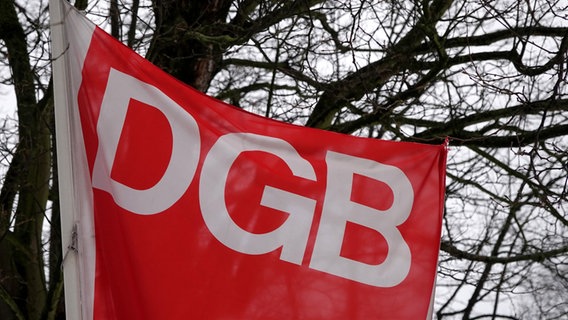 Eine Fahne des Deutschen Gewerkschaftsbundes DGB weht vor dem Gewerkschaftshaus am Besenbinderhof. © picture alliance/dpa Foto: Rabea Gruber