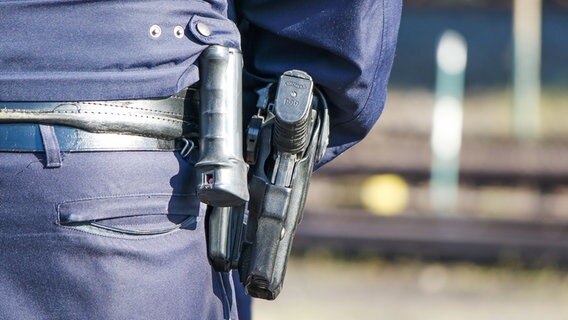 Ein Polizist trägt ein  Standardgürtelholster mit seiner Dienstwaffe H&K SFP9. © picture alliance/dpa Foto: Julian Stratenschult