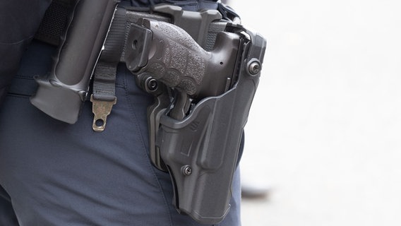 Ein Polizist trägt ein Standardgürtelholster mit seiner Dienstwaffe. © picture alliance/dpa Foto: Julian Stratenschulte