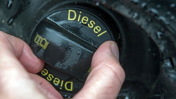 Diesel steht auf dem Tankdeckel eines VW-Autos. © picture alliance/Hendrik Schmidt/dpa-Zentralbild/ZB Foto: Heike Schmidt