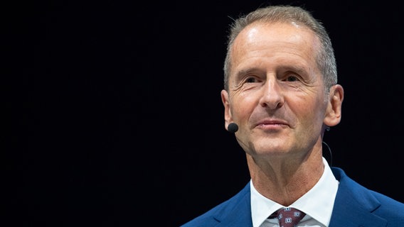 Herbert Diess, Vorstandsvorsitzender von Volkswagen, spricht während der IAA auf einer Bühne. © dpa-Bildfunk Foto: Sven Hoppe
