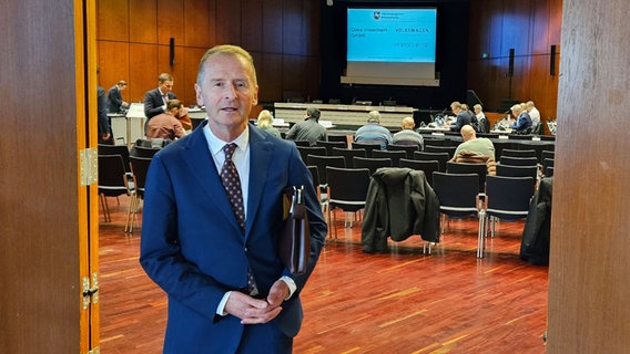 Der frühere VW-Chef Herbert Diess beim Prozess vor dem OLG Braunschweig. © picture alliance/dpa 