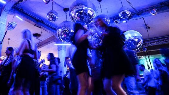 Menschen tanzen in einem Club. © picture alliance/dpa Foto: Felix Kästle