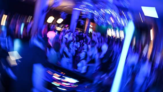 Menschen feiern in einem Club. © picture-alliance Foto: Felix Kästle