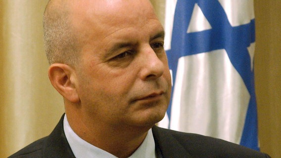 Yuval Diskin bei seiner Amtsübernahme als Leiter des israelischen Inlandsgeheimdienstes Schin Bet 2005 Yuval Diskin bei seiner Amtsübernahme als Leiter des israelischen Inlandsgeheimdienstes Schin Bet 2005 © dpa Bildfunk Foto: epa Zamir