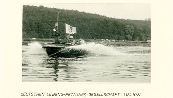 Ein Motorrettungsboot in Winsen an der Luhe als Postkarte. © DLRG 