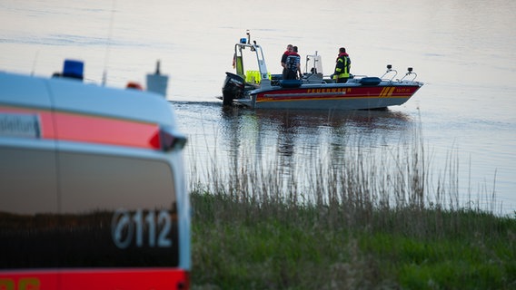 Ein DLRG Boot fährt auf der Elbe. © picture alliance / dpa | Philipp Schulze Foto: Philipp Schulze