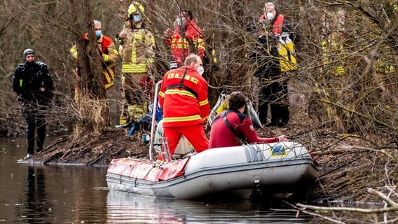 Einsatzkräfte von DLRG und Feuerwehr sind mit einem Boot auf dem Laher Teich, einem Baggersee im Nordosten der Stadt, unterwegs. © picture alliance/dpa | Hauke-Christian Dittrich Foto: Hauke-Christian Dittrich