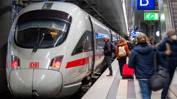 Fahrgäste mit Schutzmasken steigen im Hauptbahnhof in einen ICE der Deutschen Bahn. © dpa Foto: Monika Skolimowska