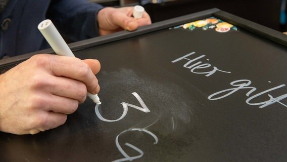 Auf eine Anzeigetafel wird mit einem Kreidestift "3G" geschrieben. © dpa-Bildfunk Foto: Stefan Puchner