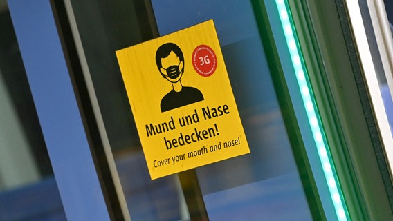 Ein Schild an einer Tür weist auf 3G-Pflicht hin. © SvenSimon Foto: Frank Hoermann