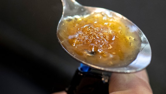 Auf einem Löffel wird per Feuerzeug Heroin erhitzt. Auf einem Löffel wird per Feuerzeug Heroin erhitzt. © dpa - Bildfunk Foto: Boris Roessler