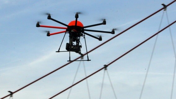 Eine Drohne schwebt am Himmel. © dpa-Bildfunk Foto: Felix Frieler