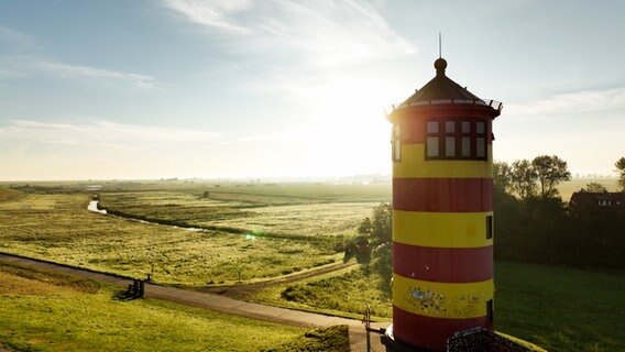 Ein Leuchtturm aus der Vogelperspektive. © NDR 