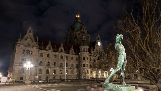 Die unbeleuchtete Ansicht vom Neuen Rathaus in Hannover während der "Earth Hour". Die unbeleuchtete Ansicht vom Neuen Rathaus in Hannover während der "Earth Hour". © picture alliance Foto: Peter Steffen