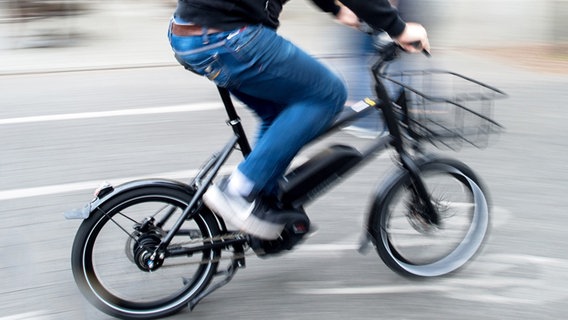 Ein Radfahrere auf einem E-Bike. © dpa-Bildfunk Foto: Hauke-Christian Dittrich