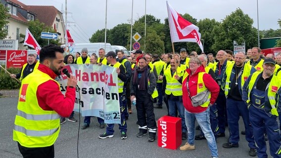 Edeka-Angestellte bei einem Warnstreik. © Vereinte Dienstleistungsgewerkschaft ver.di 