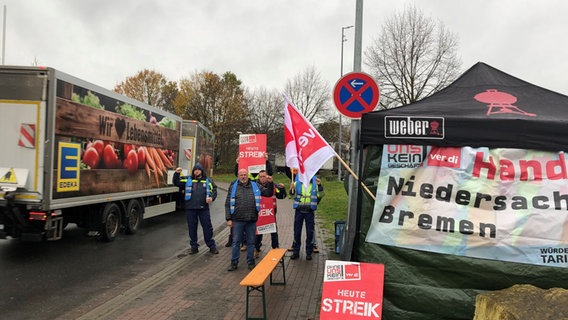 Angestellte der Edeka-Kette streiken mit Transparenten von ver.di. © NDR Foto: Wilhelm Purk