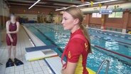 Lena Buntjer aus Weener steht in einem Schwimmbad. © NDR 