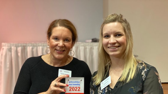 Julia-Marie Meisenburg und Laura Schröder vom Wünschewagen des ASB, die Gewinner des NDR-Ehrenamtspreises 2022, lächeln in die Kamera. © Bertil Starke/NDR Foto: Bertil Starke