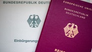 Eine Einbürgerungsurkunde der Bundesrepublik Deutschland (l) und ein deutscher Reisepass liegen auf einem Tisch. © picture alliance/dpa | Fernando Gutierrez-Juarez Foto: Fernando Gutierrez-Juarez