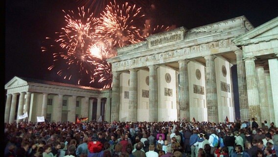 Ein Feuerwerk ist über dem Brandenburger Tor in Berlin zu sehen. © dpa-Bildfunk 