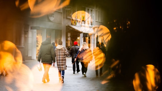 Passanten gehen in der Innenstadt einkaufen. © picture alliance/dpa | Sina Schuldt Foto: Sina Schuldt