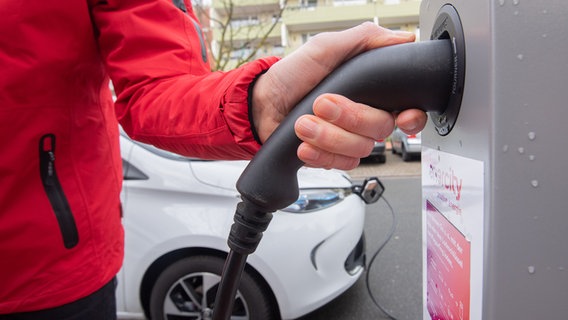 Ein Elektroauto wird an eine Ladesäule angeschlossen. © Picture Alliances Foto: Julian Stratenschulte
