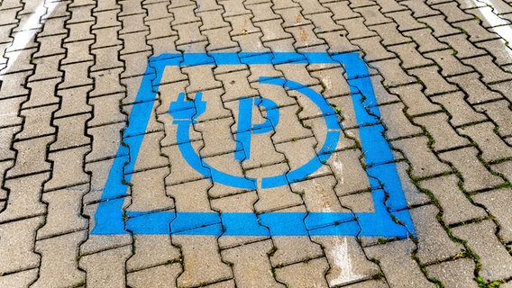Blick auf einen Parkplatz für Elektrofahrzeuge. © picture alliance/CHROMORANGE | Michael Bihlmayer Foto: Michael Bihlmayer
