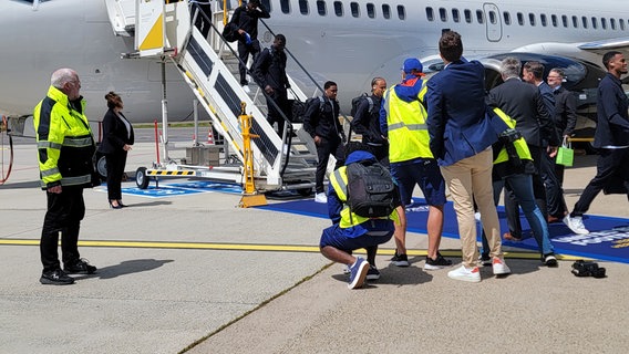 Teile der niederländischen Nationalmannschaft am Flughafen in Braunschweig aus dem Flugzeug. © NDR Foto: Kevin Poweska