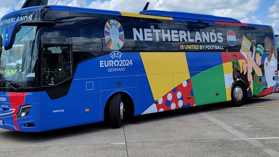 Teile der niederländischen Nationalmannschaft am Flughafen in Braunschweig aus dem Flugzeug. © NDR Foto: Kevin Poweska