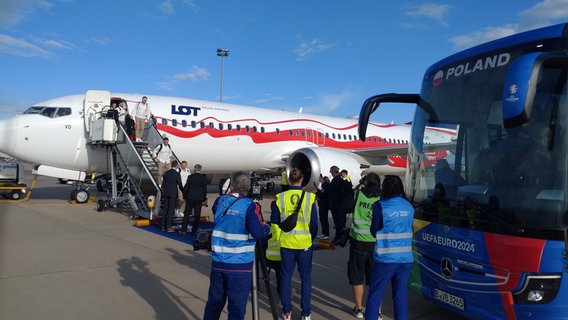 Die Mannschaft aus Polen steigt aus einem Flugzeug. © NDR Foto: Kristin Häfemeier